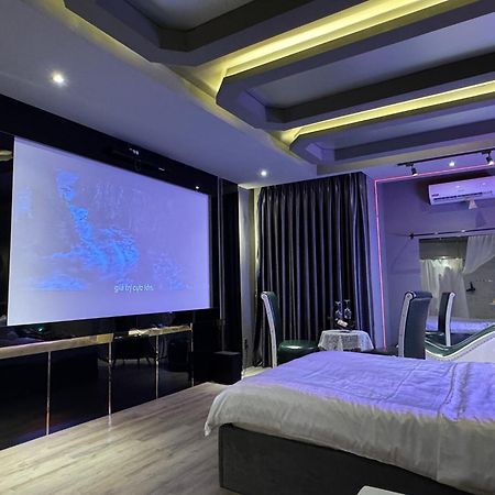 M&H Cinema Hotel Хошимин Екстериор снимка