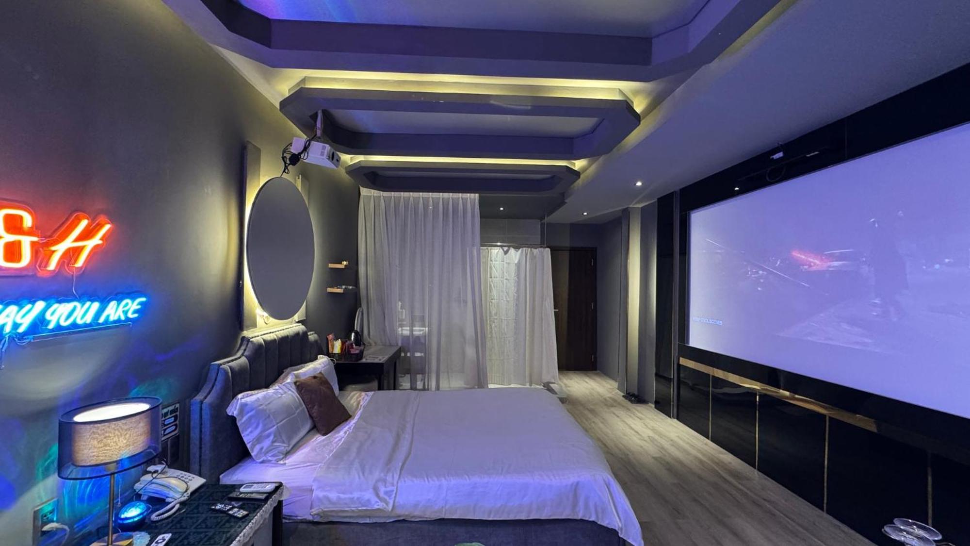 M&H Cinema Hotel Хошимин Екстериор снимка