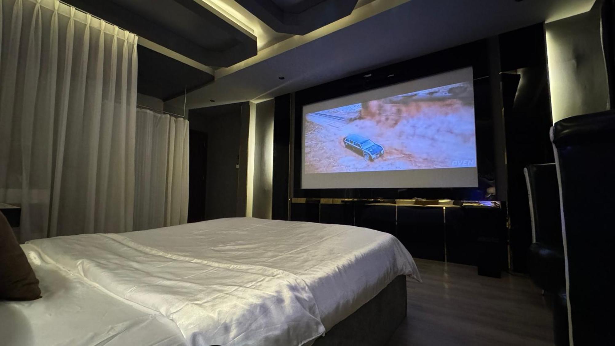 M&H Cinema Hotel Хошимин Екстериор снимка