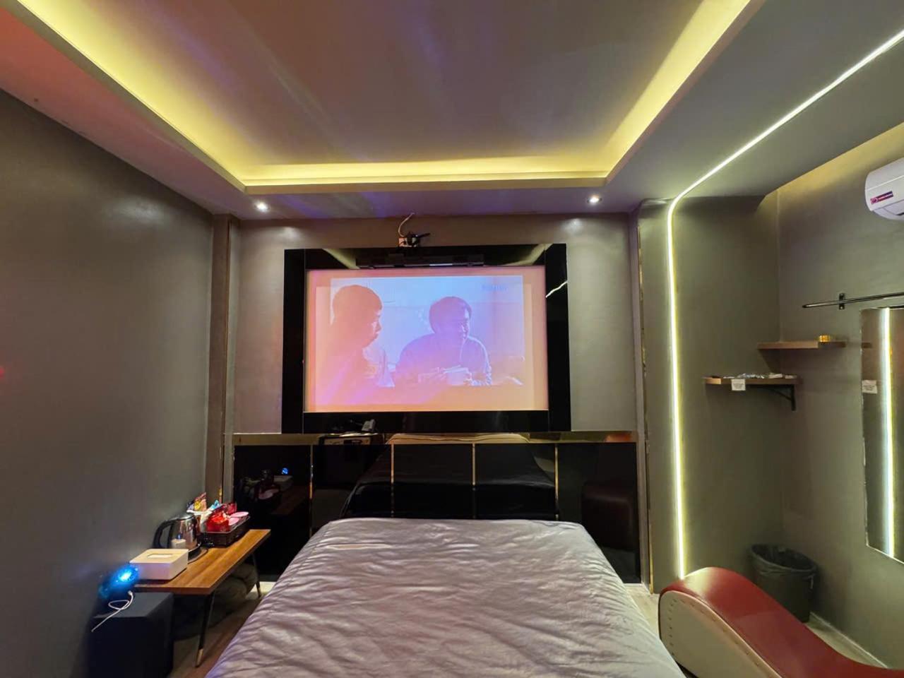 M&H Cinema Hotel Хошимин Екстериор снимка