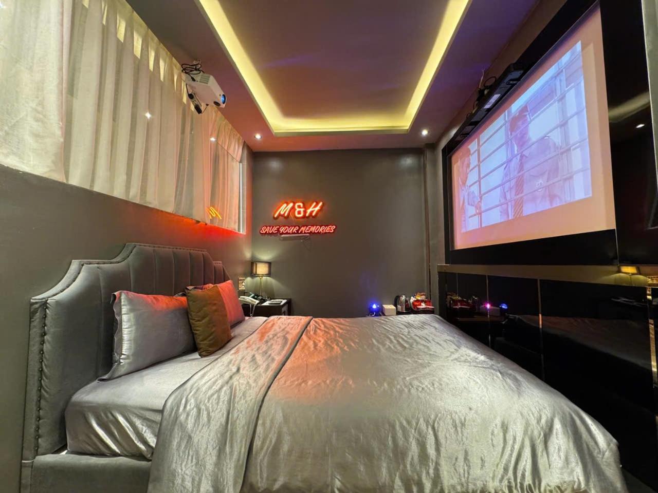 M&H Cinema Hotel Хошимин Екстериор снимка