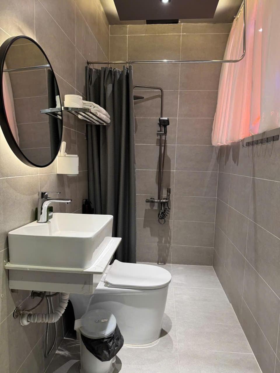 M&H Cinema Hotel Хошимин Екстериор снимка