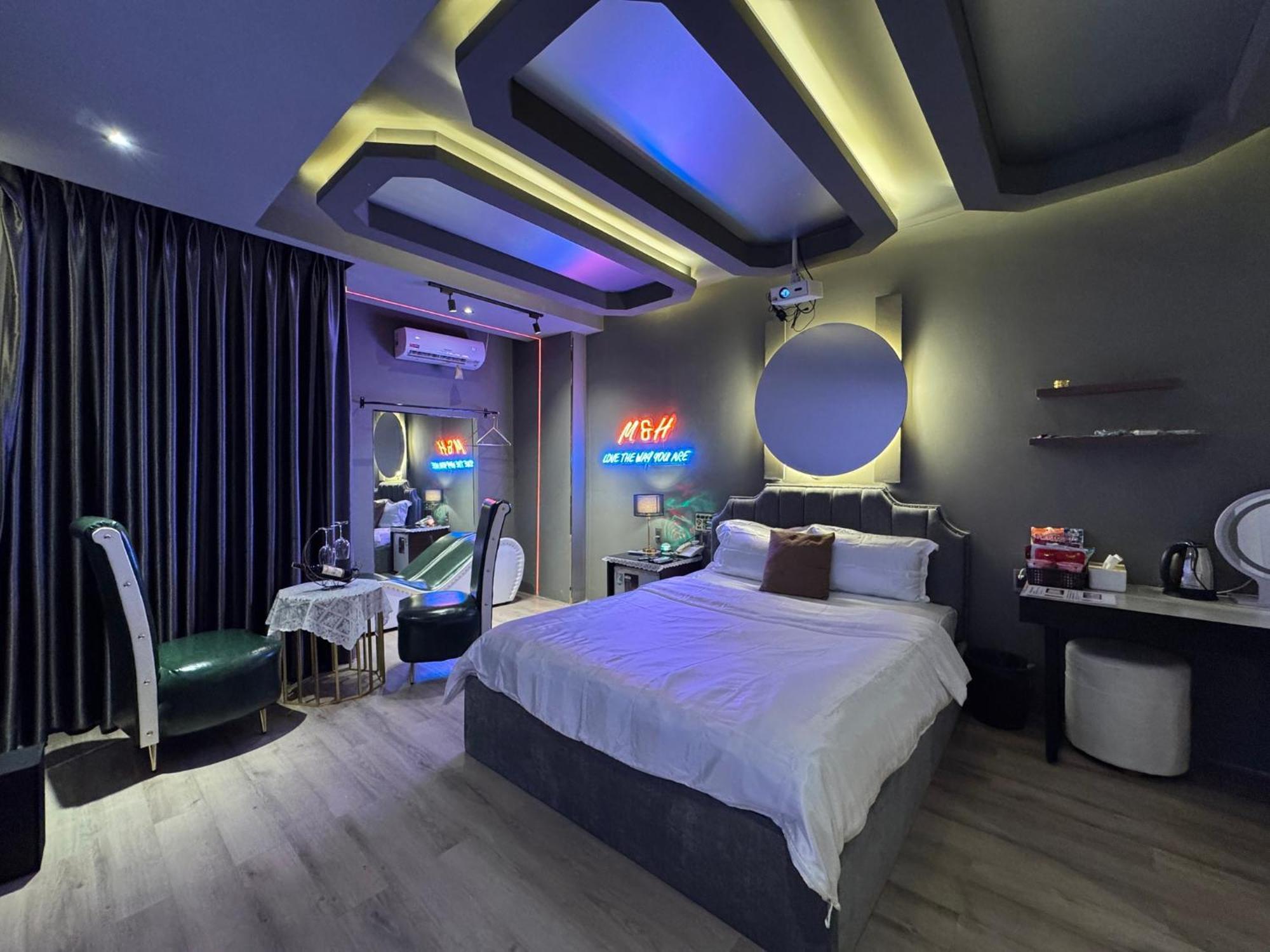 M&H Cinema Hotel Хошимин Екстериор снимка